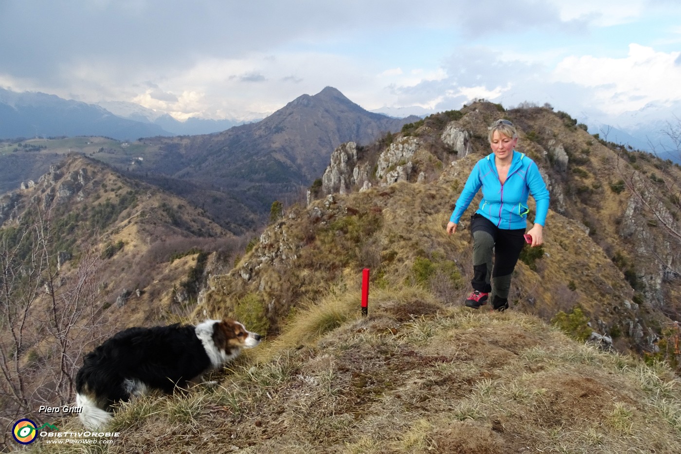 67 Susi e Nika di rientro dalla Cima del Pizzo Rabbioso (1151 m).JPG